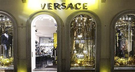 versace cambia nome|versace lvmh.